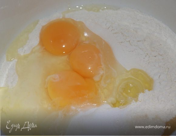 Делаем тесто для блинов.
Просеить муку в глубокую миску, добавить яйца, растительное масло, соль, сахар. Перемешать все, постепенно вливая молоко. Тесто должно быть без комочков.
