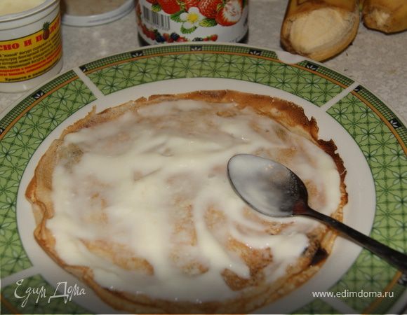 На третий блин выкладываем банановый йогурт. 