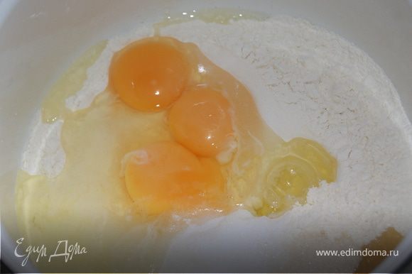 Делаем тесто для блинов. Просеить муку в глубокую миску, добавить яйца, растительное масло, соль, сахар. Перемешать все, постепенно вливая молоко. Тесто должно быть без комочков.