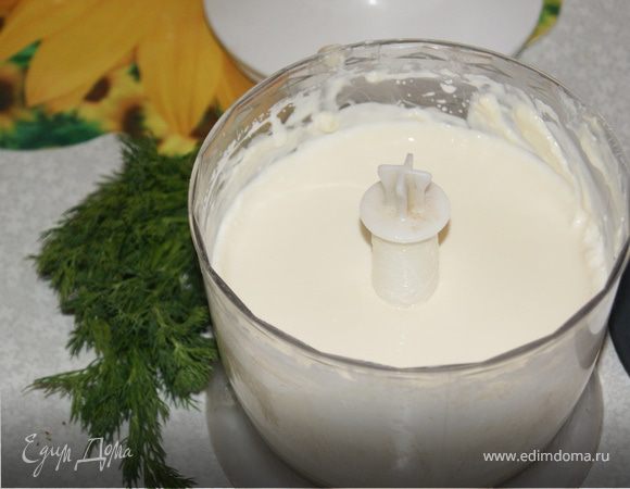 Соедините сметану и сливочный сыр, перемешайте до однородной массы. Я делала это в блендере.