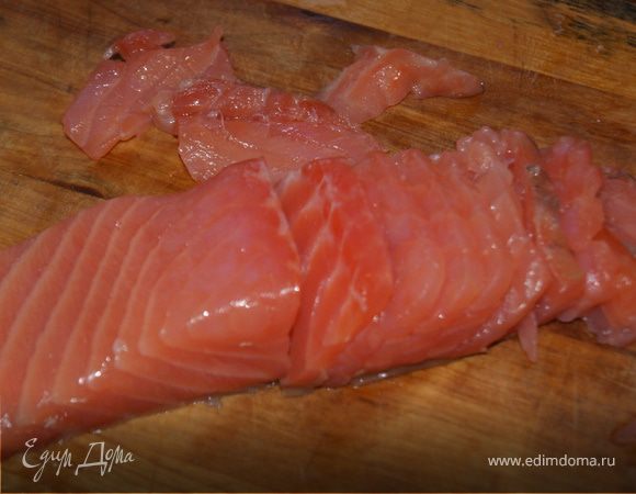 Филе рыбы нарежьте тонкими полосочками. 