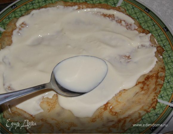 Слоями выкладывайте блинчик, смазывайте его смесью сметаны и сыра.