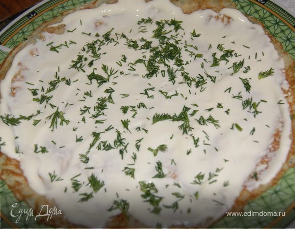 Затем выкладываем зелень. 