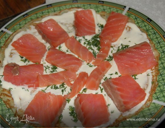 Затем выкладываем кусочки филе, далее снова блин – сыр со сметаной – зелень – филе. И так пока не закончаться ингредиенты