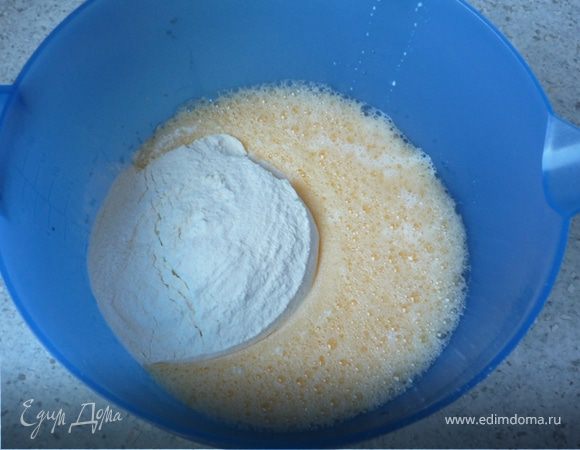 Яйца и щепотку соли взбить в пену. Затем вмешать муку, молоко и сливки. Оставить на 15 минут.