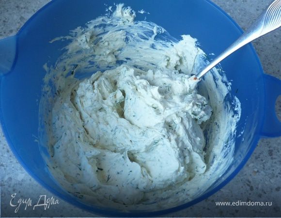 Укроп порубить и смешать со сливочным сыром, приправить лимонным соком, паприкой и перцем. Семгу нащипать на небольшие кусочки и добавить к сыру (или можно потом отдельно выкладывать на блины).
