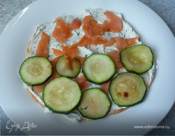 Каждый блин смазать сырно-семговым кремом, выложить цукини. 