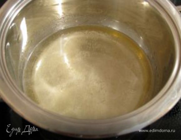 В кастрюлю налить 100 мл воды, добавить сахар, довести до кипения.