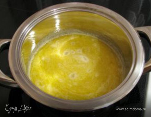 Затем добавить масло, кипятить на среднем огне, пока масса не начнет густеть (у меня этот процесс занял 30 минут).
