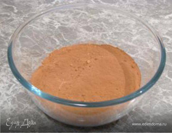 Детскую смесь (или сухое молоко) перемешать с какао.