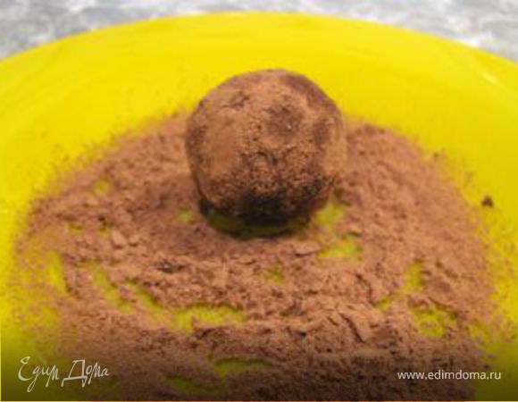 Из теплой массы сформировать шарики величиной с грецкий орех.
Обвалять шарики в смеси из какао и сахарной пудры. Также трюфели можно обвалять в молотых орехах или кокосовой стружке.
