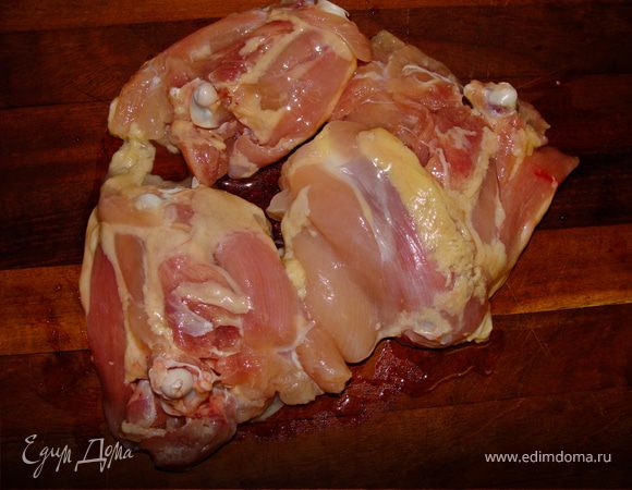 Приготавливаем мясо. Очистив от шкурки и всей её дурной славы ), заливаем бёдрышки на 10 минут солёной водой. 