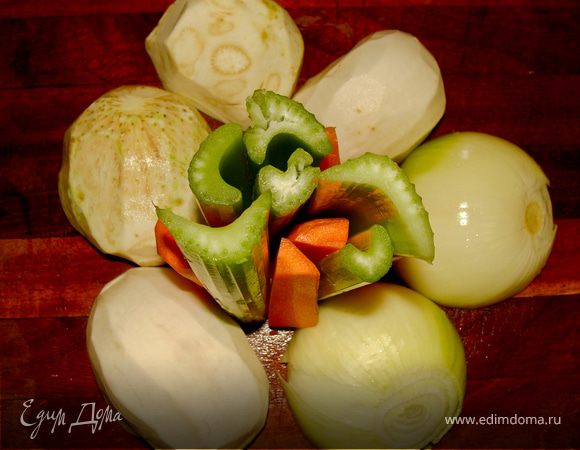 Чистим морковь и сельдерей