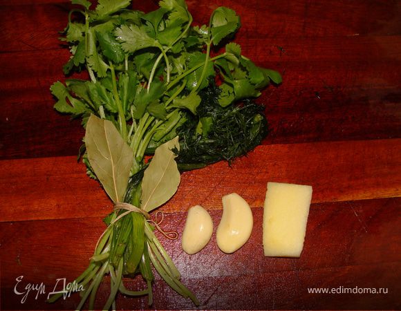 Связываем залень кухонной нитью в пучок. Пардон за мой укропчик )) Здесь хороший не так часто попадается.. Иногда беру кучу сразу и замораживаю по пакетикам...