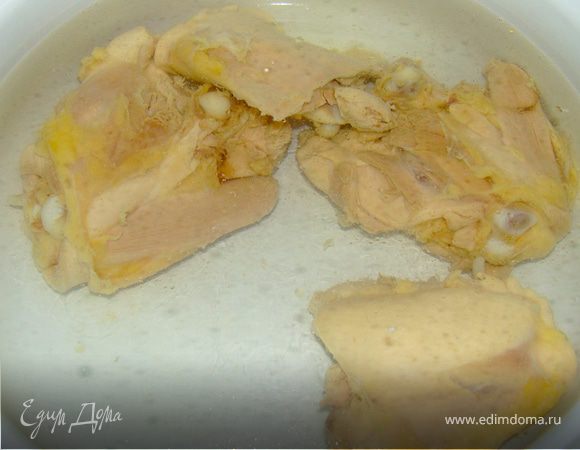 Промываем под холодной водой курицу. Заливаем в кастрюлю воды, что бы на 2-3 см покрыла мясо. Даём закипеть на средене-высоком огне. Сливаем воду, промываем курицу, промываем кастрюлю. кладём курицу обратно и набираем 3/4 кастрюли воды. Ставим на средене-высокий огонь.