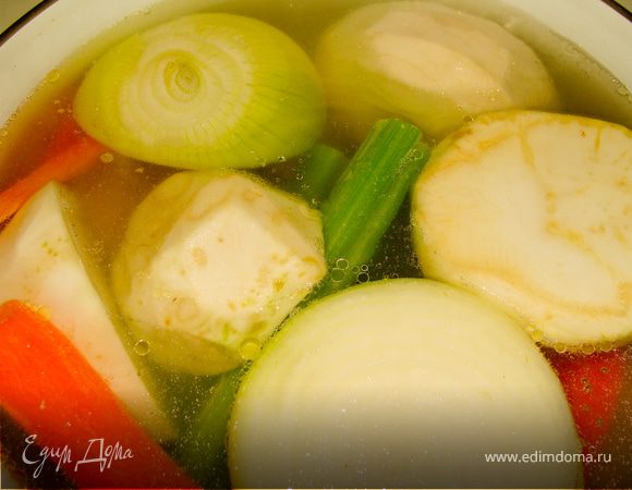 После того как вода закипела, добавляем наши корнеплоды. Прошу обратить внимание, на то что у меня нету практически никакой накипи.