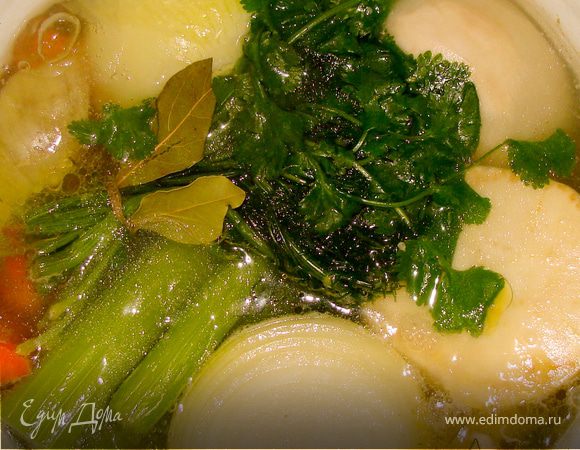 После того как вода закипела ещё раз, добавляем нашу зелень, чеснок, душистый перец и имбирь. снижаем огонь на медленный.
