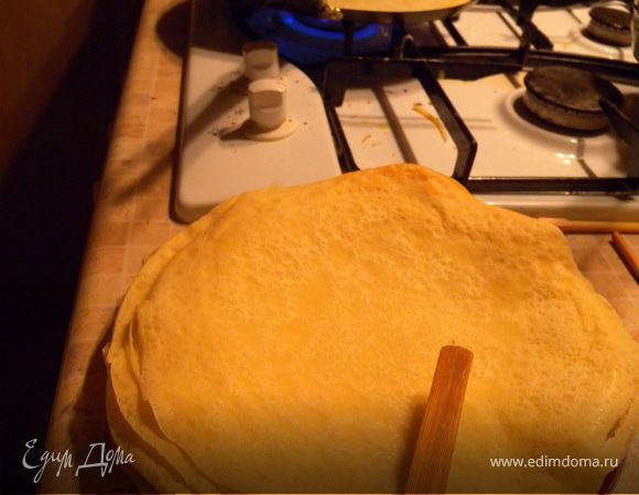 На сковородке "нажарьте" блинов.