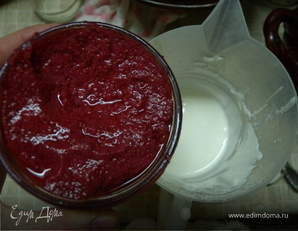 Крем-зефир: на 500 мл сметаны, 200 мл ягодного пюре (У меня земляника), 20 г желатина  быстрорастворимого, Сахар по вкусу, 50 мл воды (для желатина). 