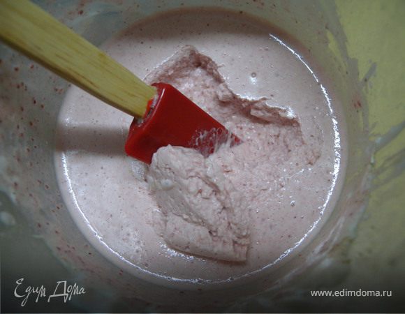 Желатин растворить в воде (по инструкции). Сметану взбить с сахаром. Добавить пюре. Тонкой струйкой влить желатин, при этом взбивая крем. Поставить в холодильник до загустения. 