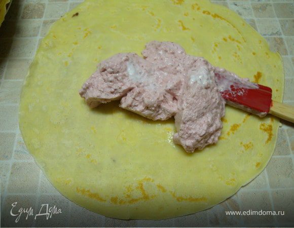 Блины густо смазать кремом. Свернуть трубочками. Поставить на 30 минут в морозилку.