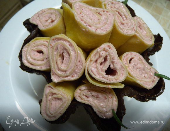 Трубочки порезать пополам. Уложить в корзину.