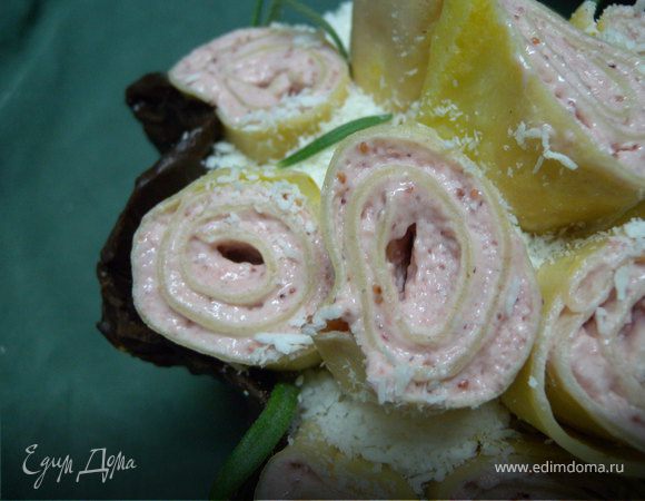 Промежутки засыпать кокосовой стружкой. Положить пару листиков розмарина. Вес торта - 780 г.