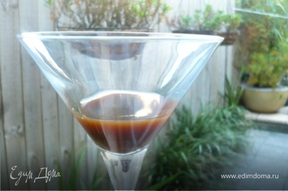 В горячий кофе добавить разведенный желатин. Когда тот полностью растворится, разлить кофе по бокалам и поставить в холодильник до застывания.