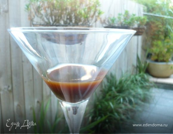 В горячий кофе добавить разведенный желатин. Когда тот полностью растворится, разлить кофе по бокалам и поставить в холодильник до застывания.
