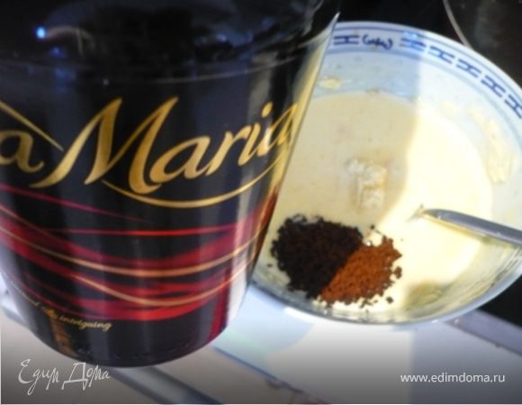 В кастрюлечку залить сливки и шоколад. Нагреть размешивая, до полного растворения шоколада. Снять с огня. Добавить ликер и, если делаете ЛАТТЕ, растворимый кофе. Когда остынет, налить в бокалы поверх кофе и поставить в холодильник. Холодный мусс накрыть пленкой, чтобы не образовалась корочка. Я пробовала добавлять в шоколод еще и немного желатина. Но, думаю не стоит, так как он и так густой. 

