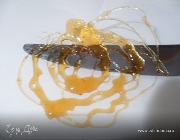 УКРАШЕНИЕ делать непосредственно перед подачей.  Воду, сахар и лимонный сок нагреть на огне - не мешать, чтобы сахар не кристализовался. Когда карамель пожелтеет, снять с огня. По мере застывания,  разлить тонкой струйкой на кальку или работать палочкой (я брала китайскую для еды) - рисуя свои узоры :)) Когда узор застынет (очень быстро), помогая ножом, снять его с кальки и украсить им десерт.
