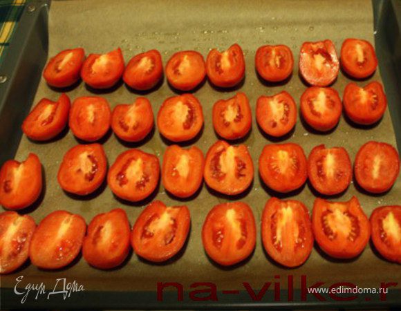 Берем мясистые помидоры, круглые или «сливки», моете, режете на четвертинки, удаляете белую часть, что у плодоножки, удаляете семечки, выкладываете на решетку.

Помидоры посыпаете солью, немножко, но нужно обязательно, так меня итальянцы учили. при этом плоды быстрее обезвоживаются и гарантированно не закиснут. В наших нежарких реалиях рекомендую еще и слегка сахаром посыпать, не самые сладкие у нас помидоры.
Если соберетесь делать в духовке, то Т - 40С. Конечно не то, что на солнце, но на безрыбье... Решетку ставите над противнем.
Ни в коем случае не посыпаете специями - это бред, умрут они, пока помидоры завялятся. рекомендации с сахаром и солью - прежние.
Масло в противень наливать можно(это чтобы сок с маслом смешался), но совершенно не обязательно. Хорошему оливковому это на пользу вовсе не пойдет, а плохое и использовать не стоит.
Подсолнечное вполне подойдет, именно с ним делают помидоры в Болгарии и бюджетные варианты в Италии.
А дальше самое интересное. Те помидоры, что в продаже бывают, они вообще не вяленые, а сушеные. сушеные прекрасно хранятся, занимают гораздо меньше места, а если нужно в масле, то просто процитирую знакомую итальянку
"Ставлю на огонь кастрюлю с водой и уксусом в пропорции 2/3 воды 1 /3 уксуса. Даю закипеть. Кмдаю туда помидоры. Держу их там 2-3 минуты буквально. Сливаю на дуршлаг. (Использование уксуса мне было подскзано одним итальянским крестьянином :-) Он утверждал, что при таком бланшировании с уксусом "пору" у помидоров открываются :-) и масло лучше проникает внутрь. Не знаю, поры или нет, но помидоры в результате получаются мягче. С тех пор только так и делаю. 