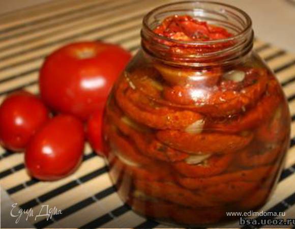 Подготоваливаю банки (стеклянные, просто чистые, никакой стерилизации и пр. не надо). Подготоавливаю то, чего я туда добавлю. 
Мне больше всего нравятся 2 варианта : розмарин с чесночком и пеперончино (чили) с оригано. Можно и с сушеным базиликом делать, но на мой взгляд проще получается... у сушеных помидоров вкус иной, чем у свежих и базилик как-то теряется с ними.
Дальше делаю так.
Наливаю чуть масла на дно банки. Добавляю "наполнитель" - к примеру немного иголок розмарина и несколько кусочков чеснока (я его режу на кусочки/ломтики) , потом кладу несколько помидоров, и так продолжаю, пересыпая специями. Набив как следует банку я начинаю заливать масло. Оливковое , Естесссно. В этом случае можно и не самое яркое и роскошное масло использовать. :-) Прижимаю помидоры черенком вилки как следует, чтобы воздух вышел (пока пузырьки поднимаются, стараюсь еще настаивать , нежно надавливая....). Масло должно быть столько, чтобы куски помидоров не торчали :-) Закрываю плотно крышкой и минимум на 2 недели забываю. Храню вне холодильника.
Масло, которое остается в банке от помидоров чудесно потом идет в салатные заправки, в соусы для пасты и пр.
Оч. вкусно из этих помидорок делать "помидорное песто" . просто прокручиваешь помидоры с небольшим количеством масла в блендере до получения пасты, потом перед заправкой добавляешь немного воды из-под макарон и заправляешь.
Еще очень вкусно делать начинку в пироги из творога и этих помидорок мелкими кусочками....и воообще....вкусно :-)"
Вот так я и делаю, сушу летом в походе, осенью в духовке. И дальше по инструкции.
Надеюсь, и Вам понравится.