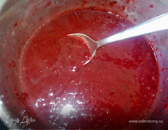  Приготовить брусничный соус:
Ягоды крупно перемолоть в блендере, выложить в кастрюльку, добавить мед, коричневый сахар, кукурузный крахмал, соль, перец и уварить минут 3-5. Все ингредиенты на Ваш вкус.
