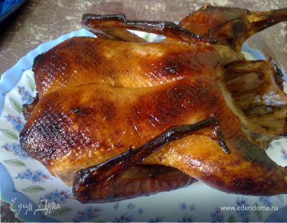 Утку вымыть, и хорошо натереть смесью меда, соли и перца снаружи и внутри. Выложить на противень (или  емкость для запекания), налить немного воды и запекать до готовности (я запекала около 2-х часов), постоянно поливая образовавшимся соком.