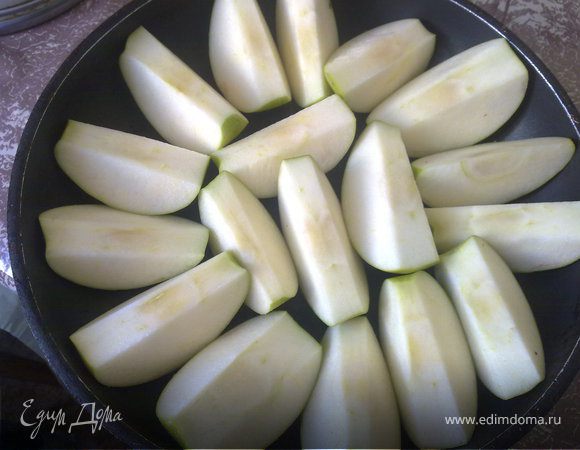 Яблоки крупно нарезать, очистить от сердцевидки и запечь.