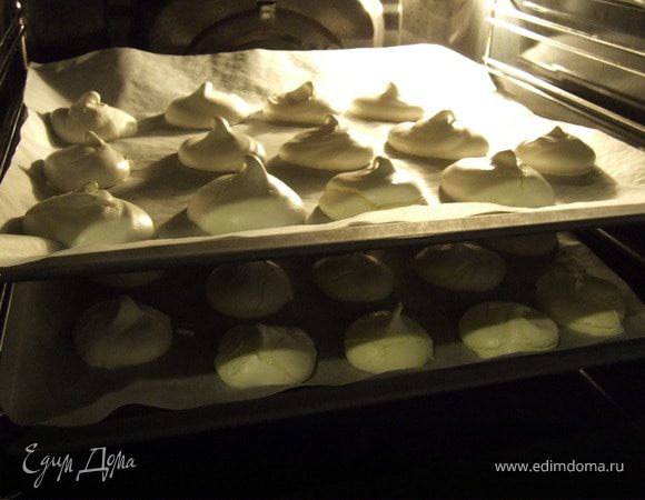 Чернослив замочить на ночь в воде или сиропе на ваш вкус.
Белки охладить, взбить с сахарной пудрой и ванилином до густоты. Столовой ложкой или с помощью кулинарного пакета выкладываем небольшими порциями на противень, предварительно постелив на него бумагу для выпечки. Выпекать при температуре 90-110С 1.30ч.-2 часа до готовности. Выключить духовку, приоткрыть дверцу и не вынимать пока духовка не остынет.