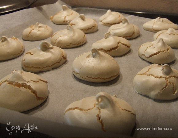 Вынуть безе из духовки, дать остыть.
Приготовить крем: масло + сгущенка + молотый кофе взбить.