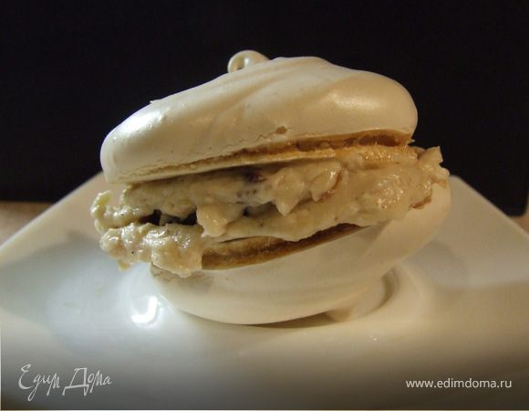 Берем 2 безе, смазываем обильно дно кремом,на одно из них кладем один чернослив и скрепляем 2 безе между собой