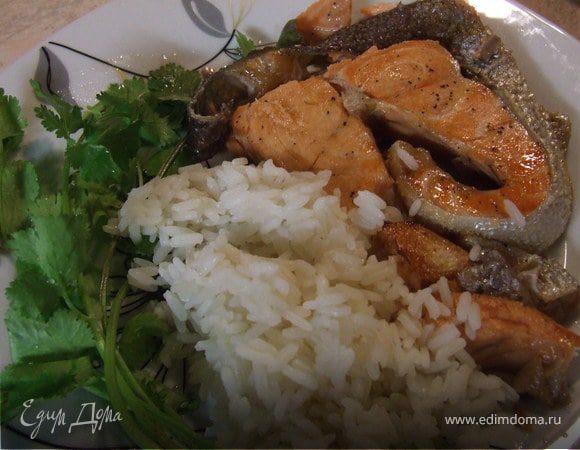 Семгу обильно полить соком лимона, посолить, поперчить. Укладываем в рукав для запекания и отправляем в духовку на 30-40 минут.
Получается обалденно вкусно!!!
Советую ;-)))