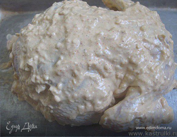 Курицу или цыпленка помойте и обсушите. Натрите солью и перцем снаружи и внутри тушки. Смешайте майонез с пропущенным через пресс чесноком и натрите курицу также снаружи и внутри. Можно смешать майонез с аджикой и натереть курицу этой смесью.