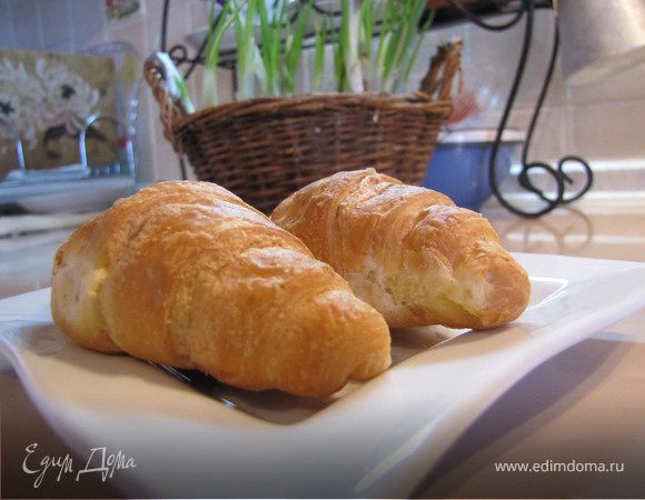 Тесто раскатать, порезать на треугольники, по центру каждого треугольника выложить джем, сформировать рогалики/круасаны :)выпекать 25-30 минут про 180 градусах