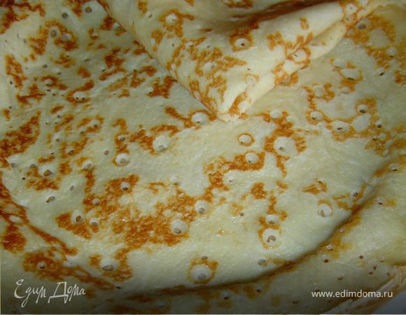 Подогреваем молоко, к 1/3 части стакана муки добавляем соль, сахар и дрожжи и разводим молоком, взбиваем венчиком, ставим в теплое место на 30минут.Тесто должно покрыться пузырьками.Яйцо взбиваем и добавляем к опаре,затем добавляем оставшуюся муку, растительное масло и тщательно перемешиваем, чтобы не было комочков.Горячую сковороду смазываем кусочком сала или растительным маслом, зачерпываем половником тесто и выливаем на сковороду,обжариваем с двух сторон.