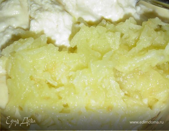 Отвариваем свеклу, очищаем и натираем на мелкой терке. Отжимаем сок, нагреваем его до 70 гр. и растворяем в нем желатин, а затем выливаем его обратно к свекле и перемешиваем.
Лук нарезаем соломкой и маринуем в уксусе.
Расстилаем фольгу на столе, на нее выкладываем два блина внахлест.
Натертую свеклу тонким слоем намазываем на блины. Филе селедки нарезаем тонкими пластинками и размещаем на свекле. Сверху кладем маринованный лук.
Сливки взбиваем в крепкую пену, добавляем хрен, натертое яблоко, солим, перчим и тщательно перемешиваем. Соус выкладываем на селедку, а сверху посыпаем измельченной зеленью.
Огурец режем вдоль на небольшие кусочки и выкладываем на край блина. При помощи фольги заворачиваем рулет и отправляем в морозильную камеру минут на 45.