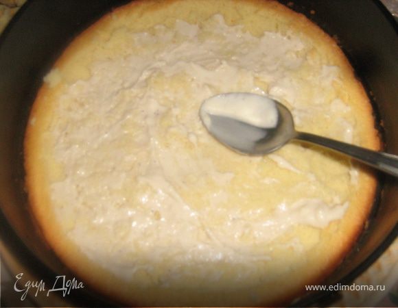 Оставить небольшие бортики и тонкое дно. Середину поломать на небольшие куски. Бортики смазать сладким крепким кофе с лимонным соком. Дно смазать небольшим количеством крема №1.