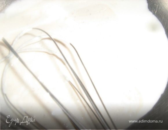 Крем № 1. Сметану взбить с сахарной пудрой.