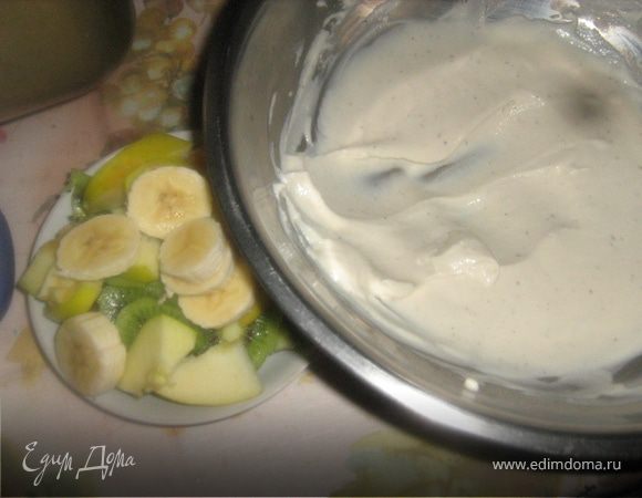 Фрукты  очистить. Разобрать на небольшие дольки и кусочки.