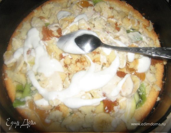 Собираем торт.  Бисквитные куски и фрукты смешиваем. Выкладываем в бисквитную тарелку  2 слоями, каждый  смазываем обильно сметанным кремом. Формируем торт. Сверху смазываем взбитыми сливками и посыпаем какао. Торт должен пропитаться не меньше 5 часов. Первый час при комнатной температуре.
Приятного аппетита.