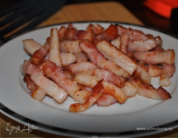 Для приготовления блюда используйте жаропрочную посуду (кассероль). 
Снимите кожу и нарежьте бекон брусочками 6 мм толщиной и 3,8 см длиной. Обжаривайте бекон в оливковом масле на среднем огне 2-3 минуты, пока он не станет слегка коричневым. Выложите бекон шумовкой на отдельную тарелку. 