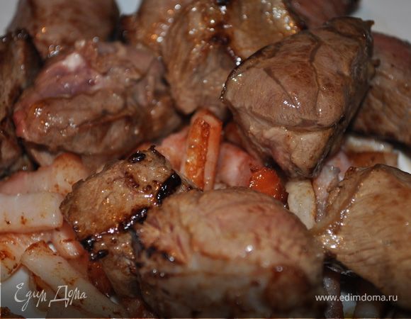 Говядину нарезать кубиками, размером 5х5 см. Промакнуть говядину бумажным полотенцем (влажная говядина не получит поджаристой корочки). Масло и жир, оставшиеся после жарки бекона, разогреть до появления дымка. Обжаривать говядину по несколько кусочков со всех сторон, до появления золотистой корочки. Выложите говядину к бекону.